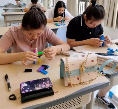 曹职院开展多米诺骨牌教师体验课