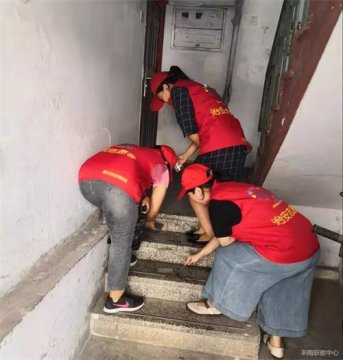 丰南职教中心党总支积极开展在职党员进社区“双报到”志愿服务活动