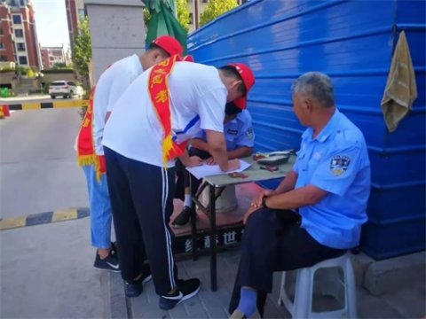 万卷齐发——曹妃甸区职教中心师生志愿者深入小区发放《曹妃甸文明城区志愿者入户调查问卷》