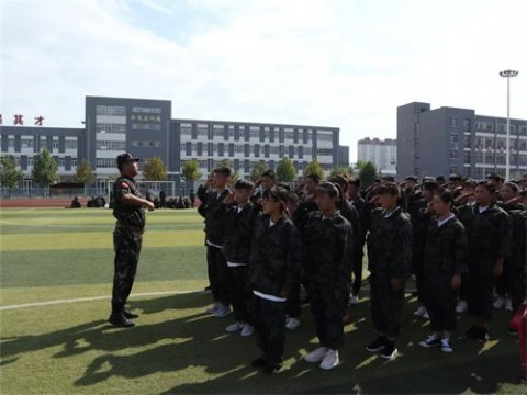 绿荫操场作沙场，少年练兵风云荡——曹妃甸职教中心新生军训如火如荼进行中