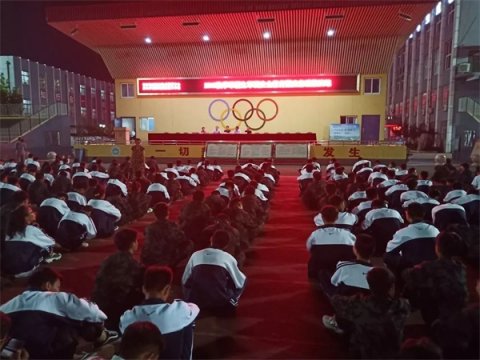 强化安全意识 共建平安校园——曹妃甸区职教中心举办2019级秋季新生军训安全知识讲座暨应急疏散演练