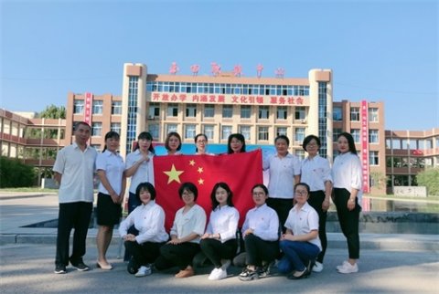 玉田职教中心开展“党员、团员与国旗同框”活动