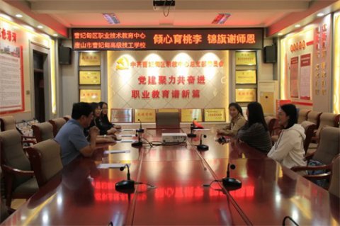 倾心育桃李 锦旗谢师恩——曹妃甸区职教中心学生家长向学校教师赠送感谢锦旗