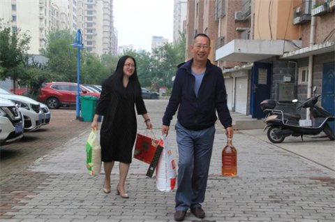 曹妃甸区职教中心领导走访慰问退休老教师