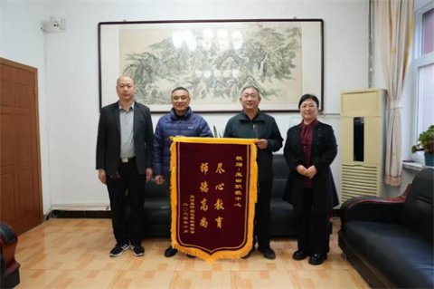 锦旗飘扬，玉田职教中心盛绽合作共育之花