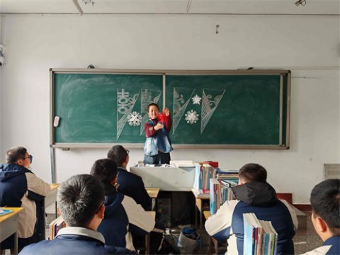 纸间乾坤大 非遗校园传 ——滦南职教中心西校区开启第二课堂剪纸之旅