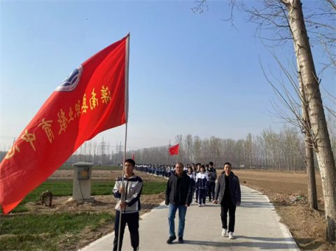传承红色基因 赓续英烈精神——滦南职教中心举行“清明融于情 红色融于心”祭奠革命英烈仪式