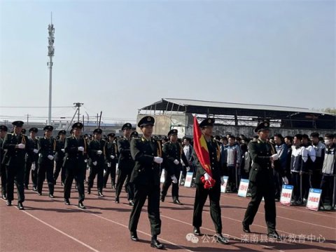 升旗仪式启新思 赤诚初心敬英魂——滦南职教中心召开“清明融于情 红色融于心”主题升旗仪式