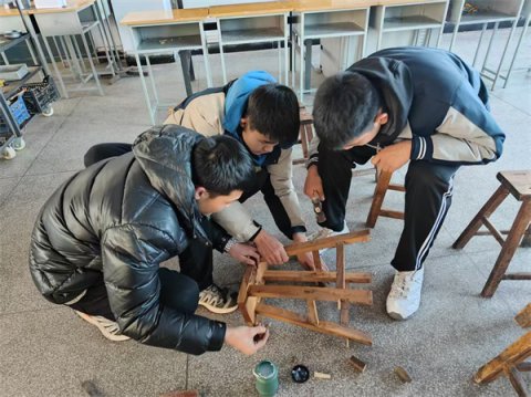维修现场：当知识变成“动手力”——滦南职教中心