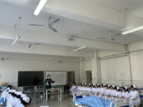 杏林传承 匠心育人——丰南区中医院护士长走进区职教中心 开展中医护理课教学