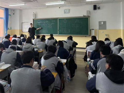 春泥护花传帮带，青蓝携手展风采——滦南职教中心基础部开展青蓝工程汇报课活动