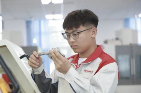 【星火少年】薄雾晨光里的逐梦人——乐亭职校技能之星王艺龙的技能逆袭之路