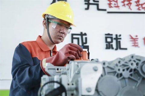 扳手与梦想：一个汽修少年的逆袭交响​—— 乐亭职校技能之星张洪凡的蜕变之路​