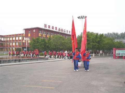 玉田职教中心党员教师与青年学生深入社区开展环境整治志愿服务活动