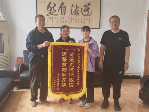 玉田职教中心：家校同心育桃李 锦旗无声寄深情