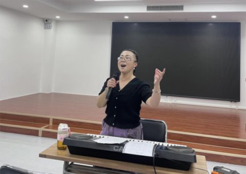 职教赋能社区教育 欢乐点亮终身学习——迁安市职教中心走进晨曦社区开展合唱活动