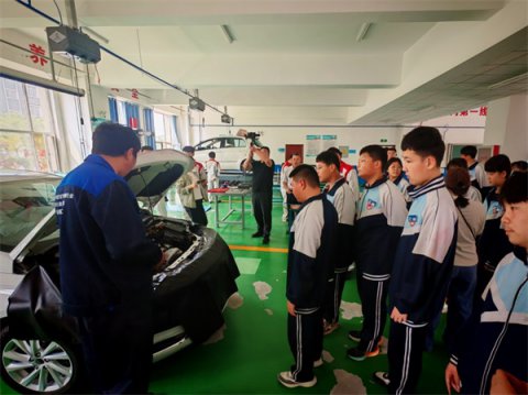 匠心筑梦 技能闪耀——滦南职教中心机电部师生参与2025年职教活动周技能展示活动