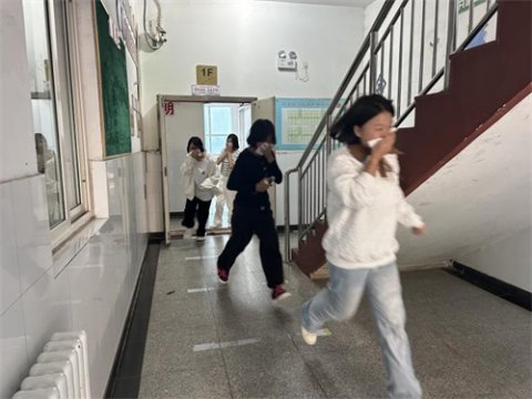 演练筑防 安全相伴——丰润职教中心开展宿舍消防安全逃生疏散演练活动纪实